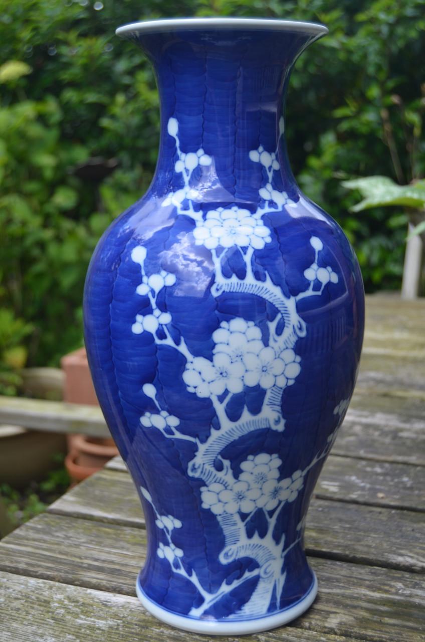 Mooie blauw/witte Chinese prunusvaas, gemerkt