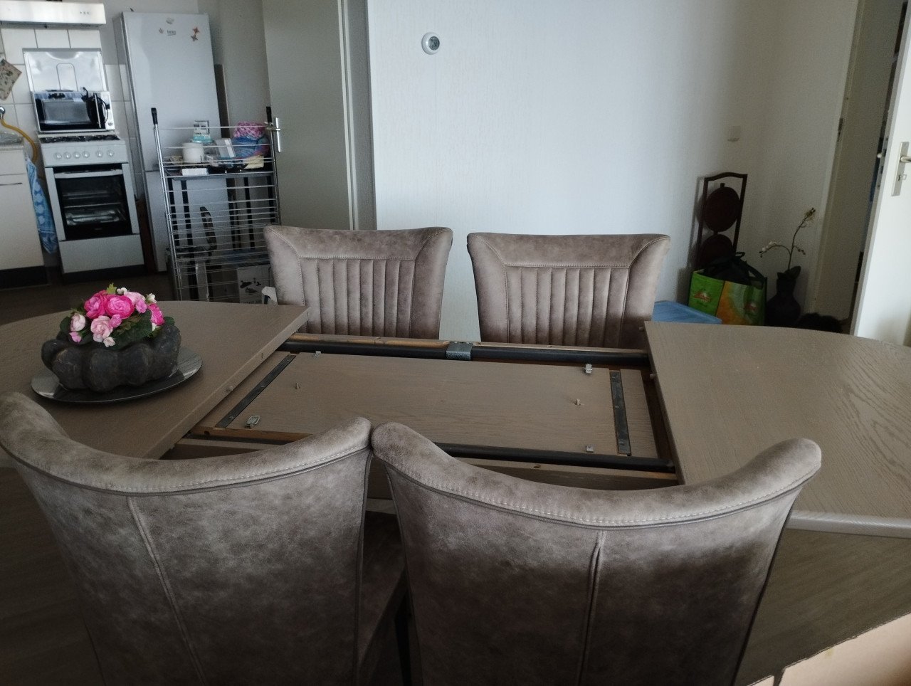 Eetkamertafel en stoelen
