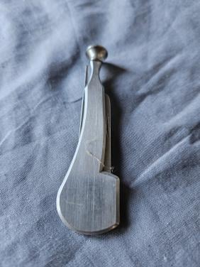 Mooie werkende vintage pijpenkrabber of tabakstool gemaakt van metaal.