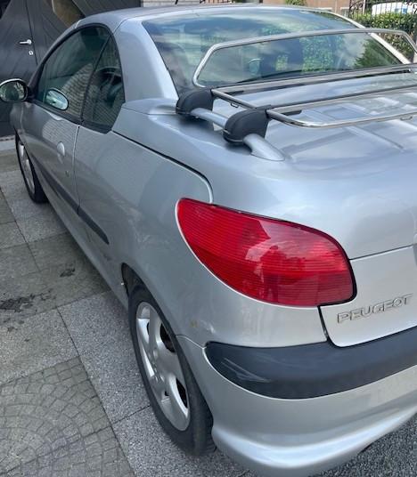 Peugeot 206 CC Cabrio zilvergrijs. Sportief en zomerproof !