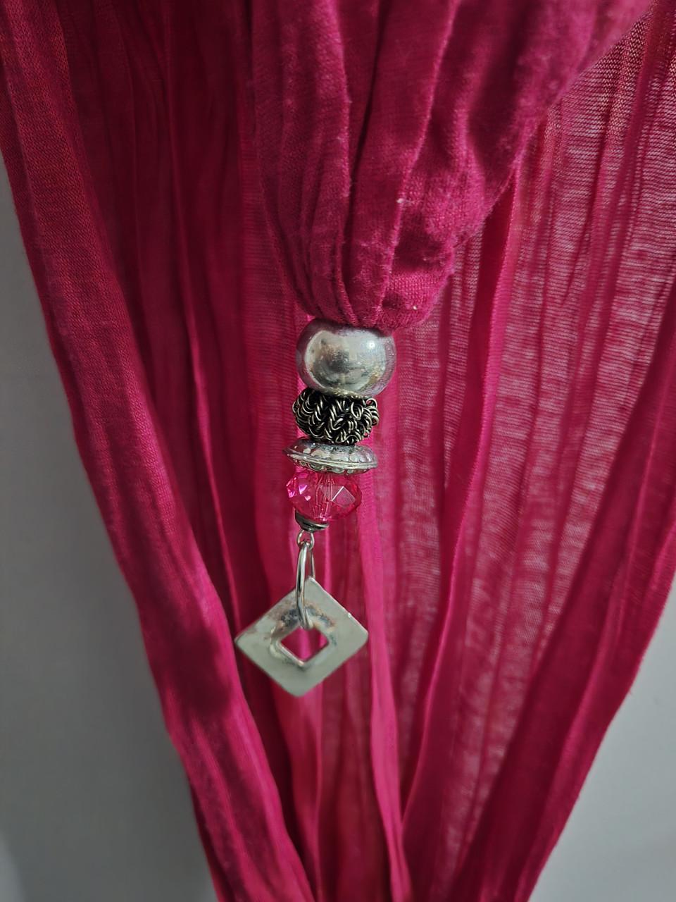 Fucshia boho-sjaal met prachtige bedels aan uiteinden. 120cm. Nieuw
