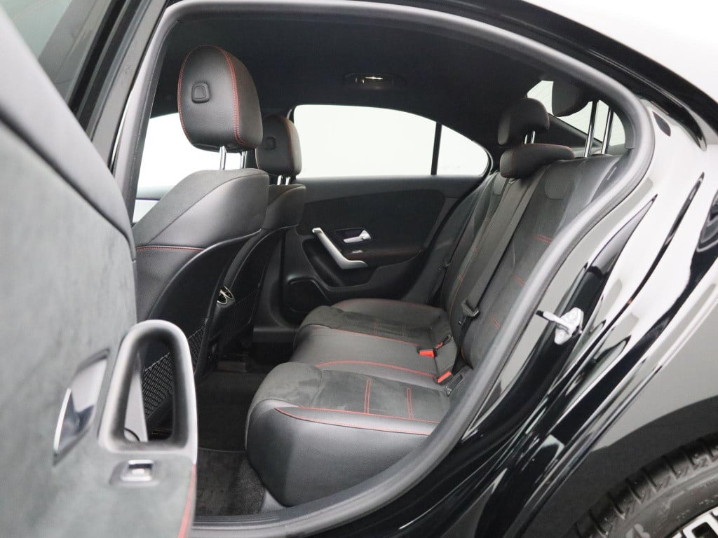 Mercedes-Benz A-Klasse 200 business solution amg | automaat | navigatie | a