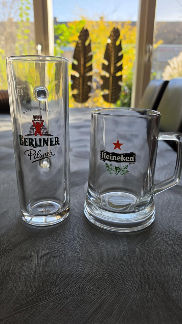 Twee bierglazen beide halve liter