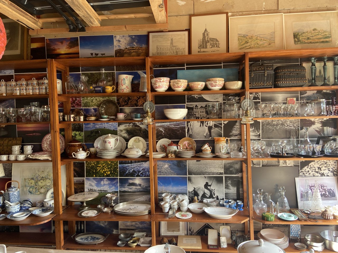 Schuur verkoop garagesale tijdens ‘Zwarte bessen route’
