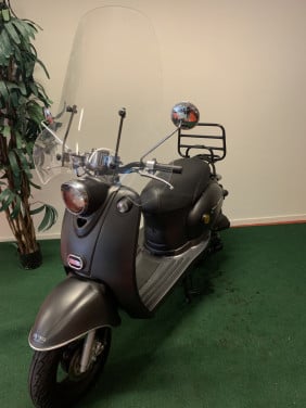 RETRO SCOOTER MET WINDSCHERM 45KM NU 595,= RIJKLAAR