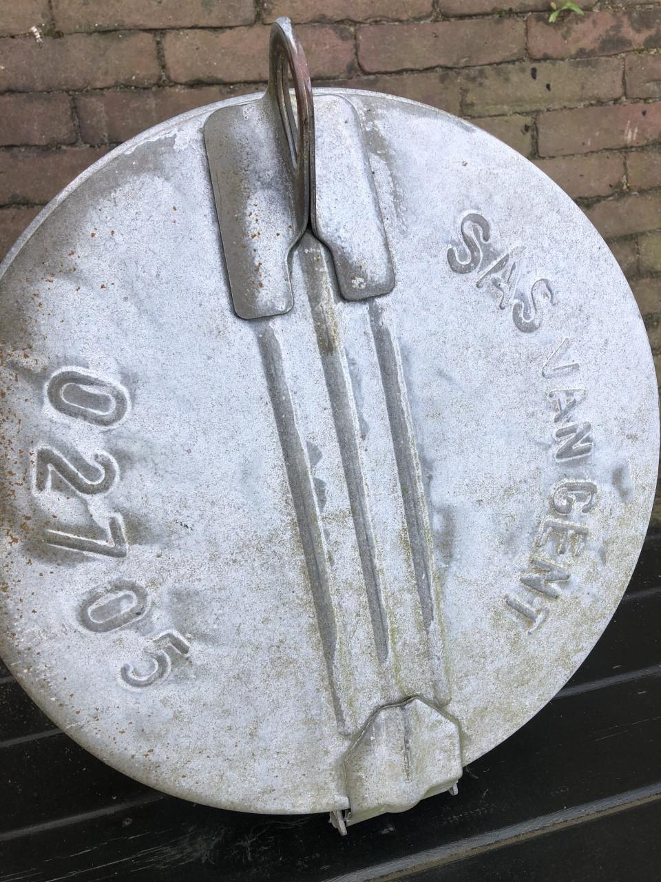 Collectors item zinken vuilnisbak met opschrift SAS VAN GENT