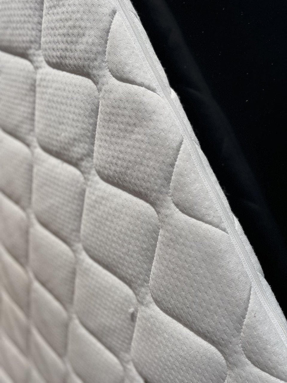 Schitterende blank gelakte box met Boxmatras en speeltoestel IZGS!!!
