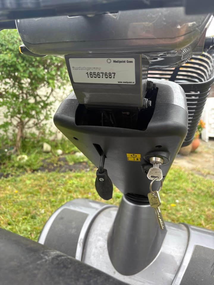 Nette en comfortabele Sterling S700 scootmobiel in goede staat.