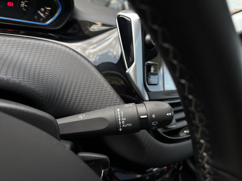 Peugeot 2008 allure 1.2-111pk/panoramadak