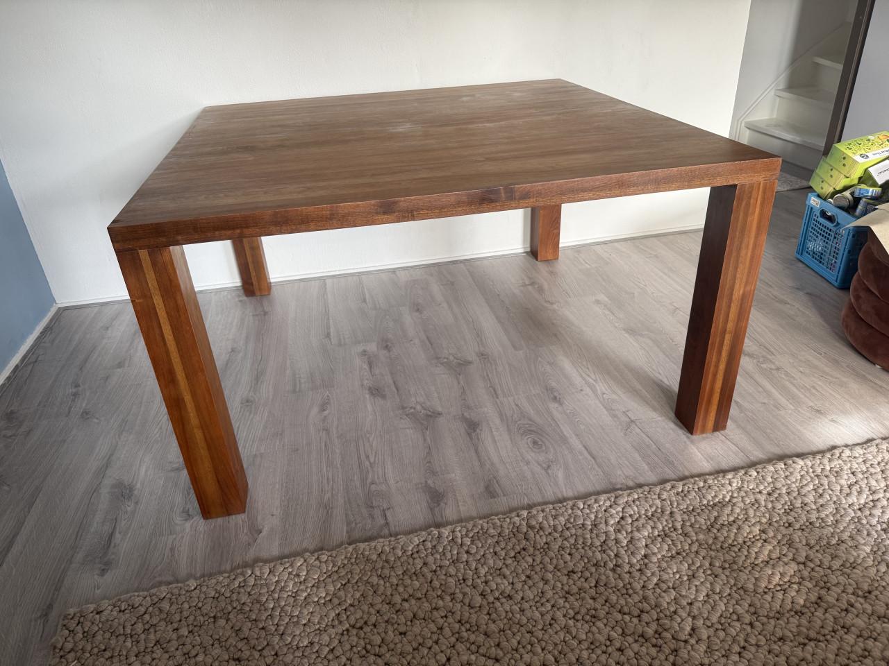 Design walnoten eettafel Bert Plantagie 140 x 140 cm