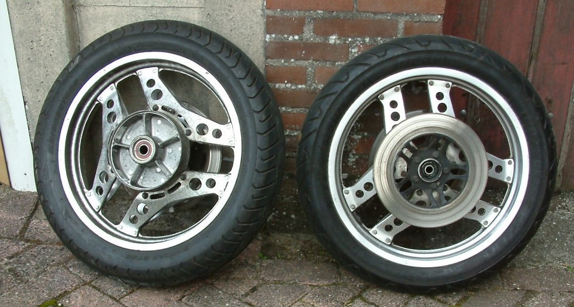 Boomerang en comstar  zwart en blank  wielen honda  1980 /1984  bol dor