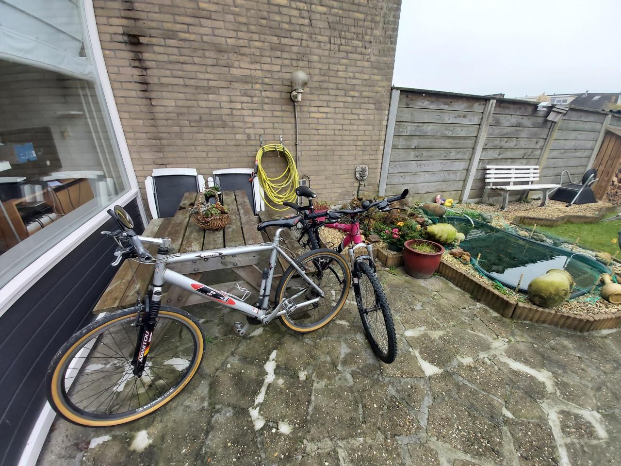Mountainbikes en fietsendrager voor trekhaak  twee fietsen met verlichting