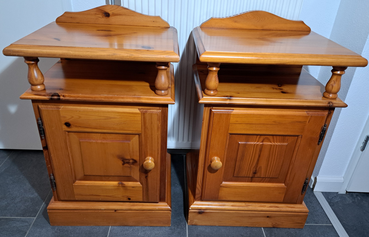 2 oude originele massief grenen nachtkastjes