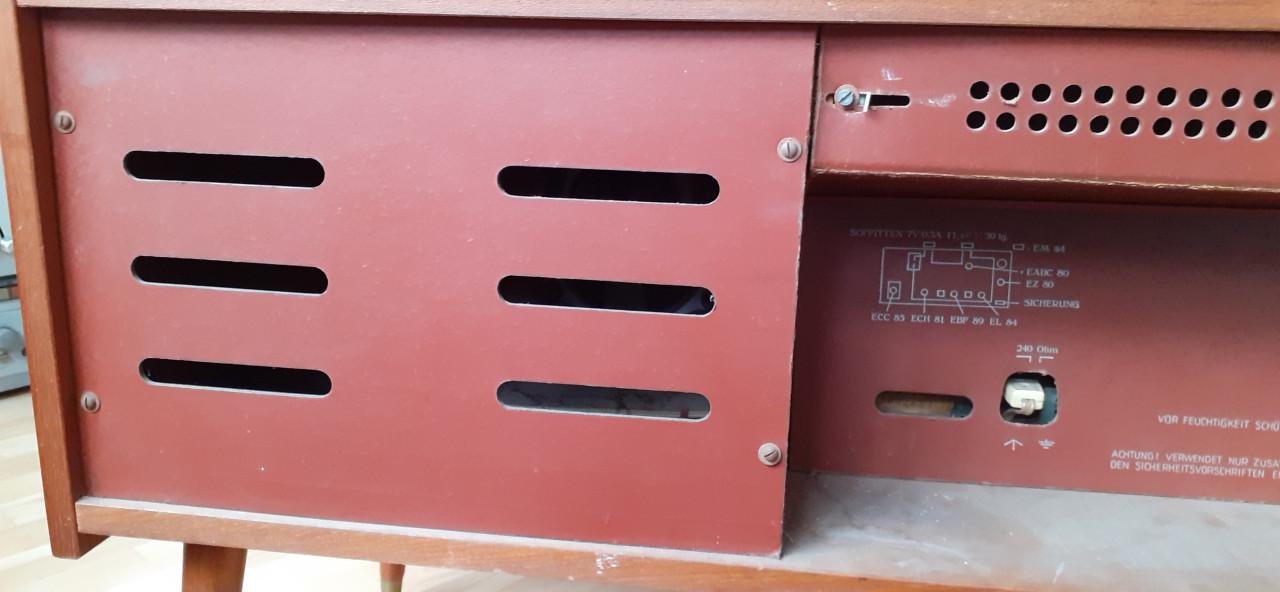 Vintage radio meubel met pick up en platen wisselaar