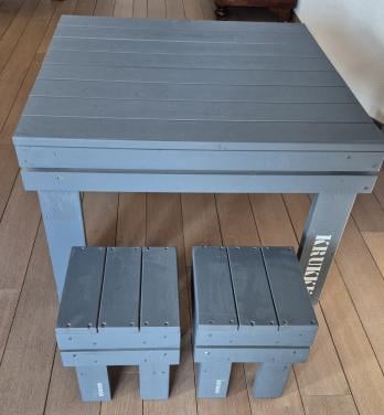 Lage (kinder)tafel met 2 krukjes