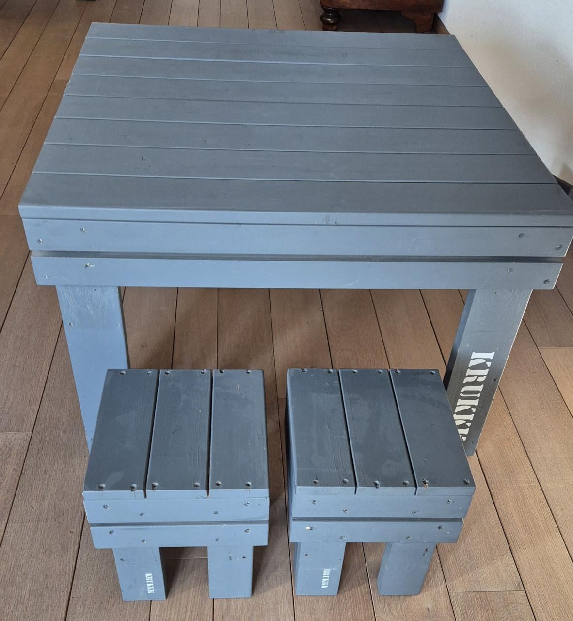 Lage (kinder)tafel met 2 krukjes