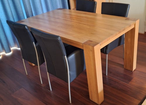 Eettafel met 4 leren stoelen
