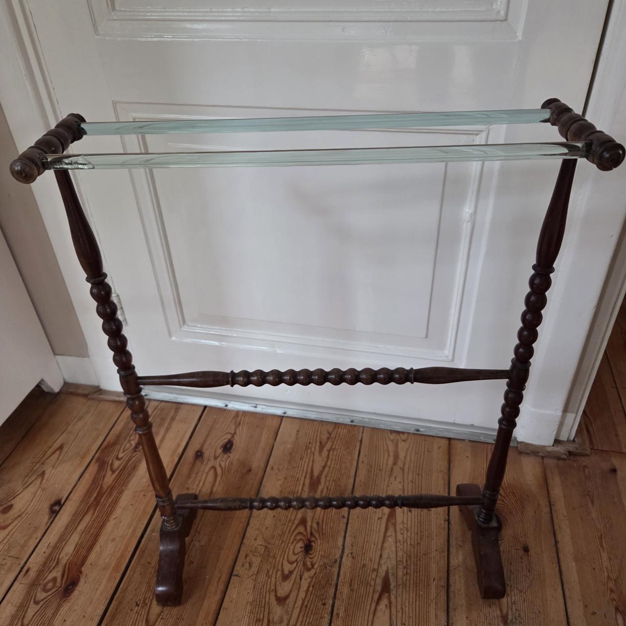 Antiek houten handdoekrek met glazen roedes