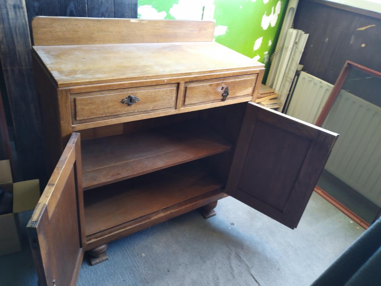 Klein houten dressoir minimaal 50 jaar oud, 50 euro