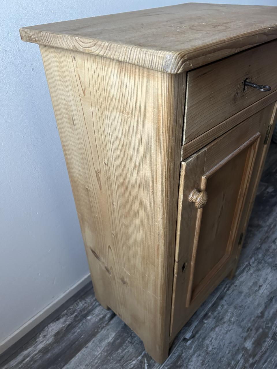 Oud Grenen nachtkastje.