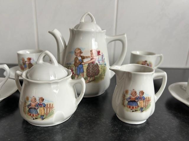 Oud poppen serviesje, porselein