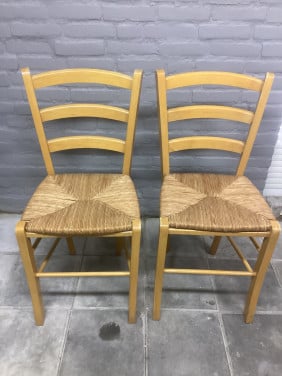 2 stoelen met rieten zitting