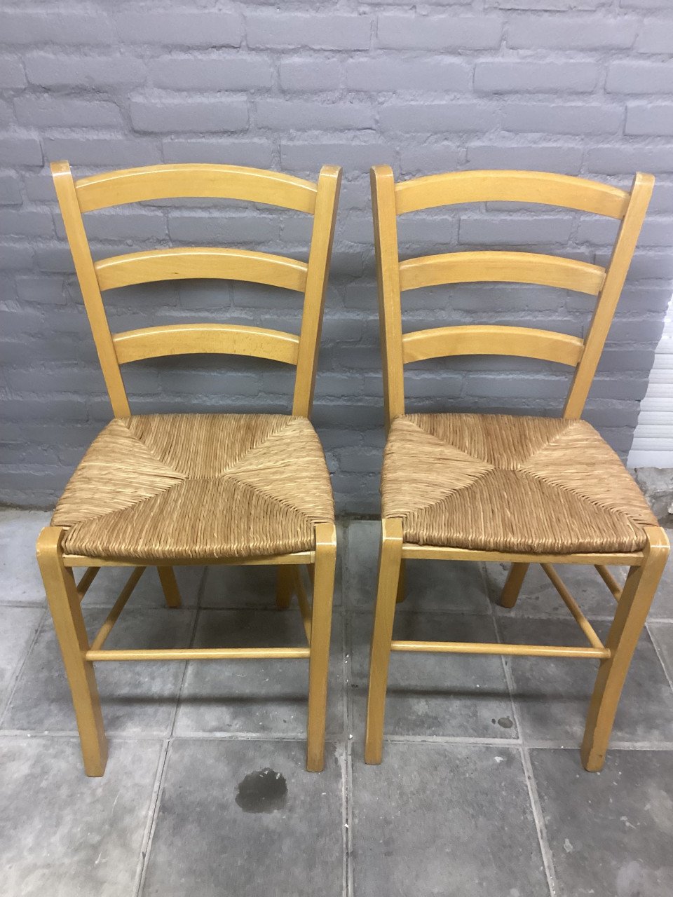 2 stoelen met rieten zitting