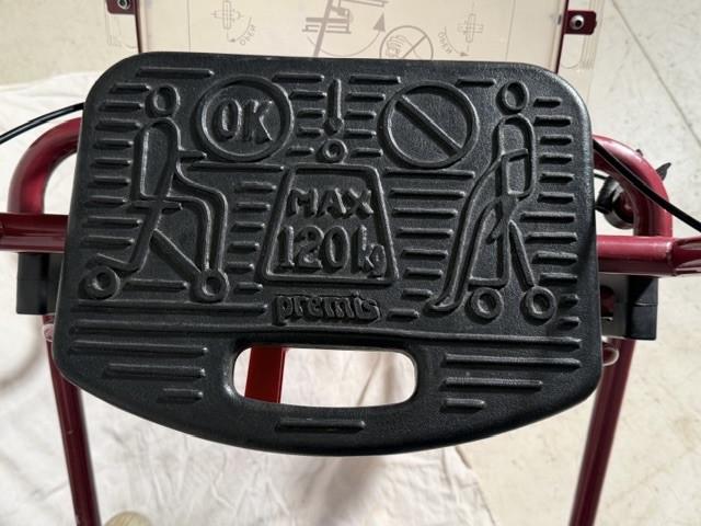 Rolator kleur donker rood.