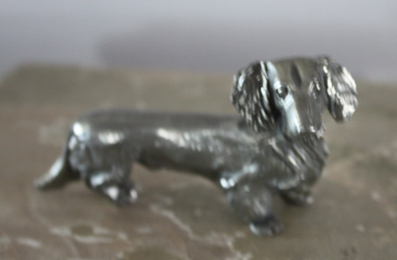 Metalen zilverkleurig tekel beeldje