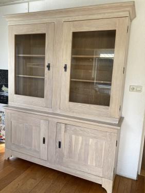 Degelijke houten kast met veel opbergruimte
