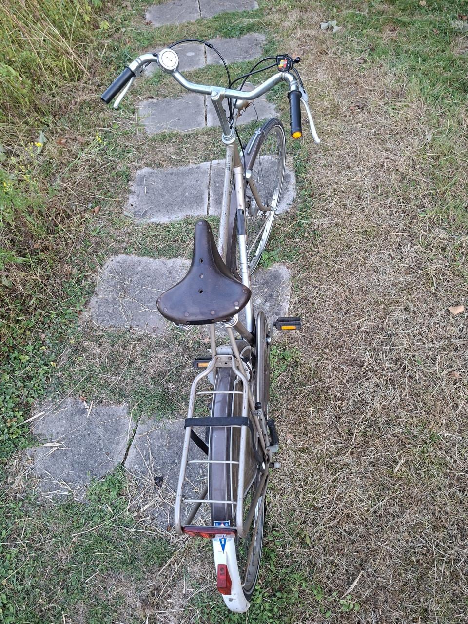 Batavus herenfiets met 3 versnellingen, oud model maar fietst nog prima