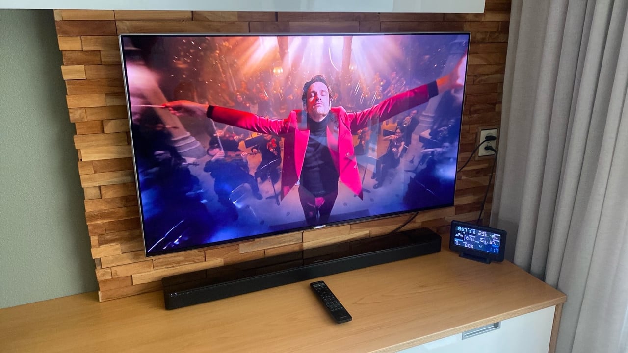 Samsung smart tv en Bose soundbar met subwoofer en rearspeakers