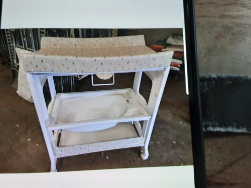 Verzorgings tafel met badje en aankleed kussen als nieuw