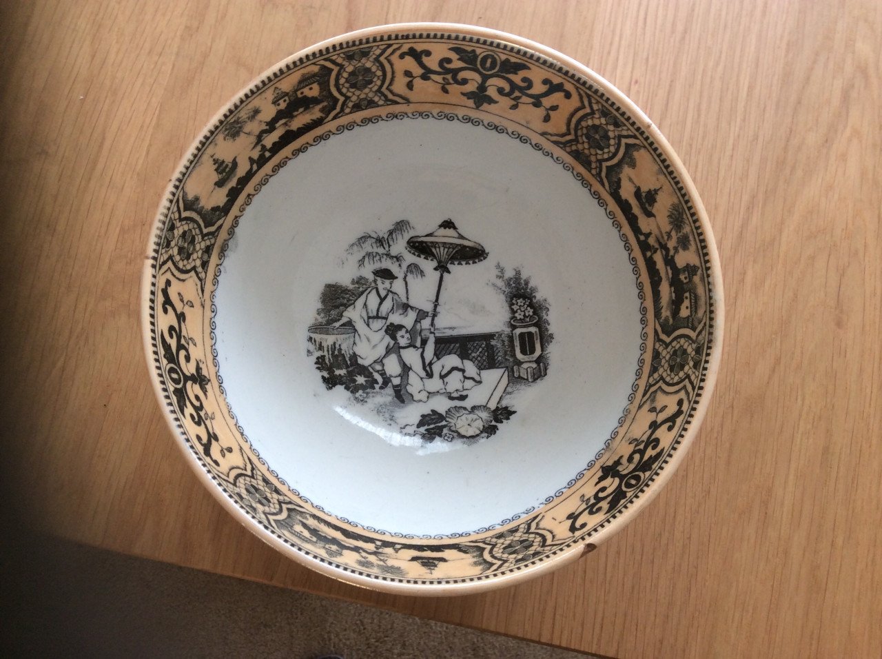 Antique. Chinoiserie bowl