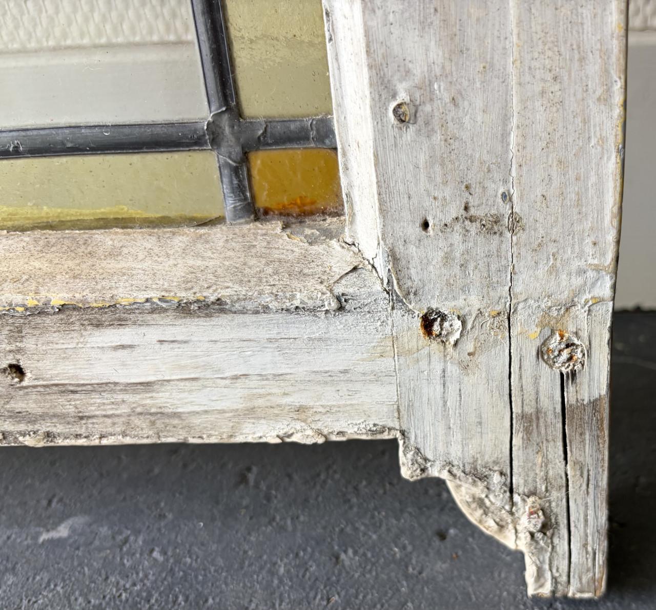 Oud kozijn met glas-in-loodraam