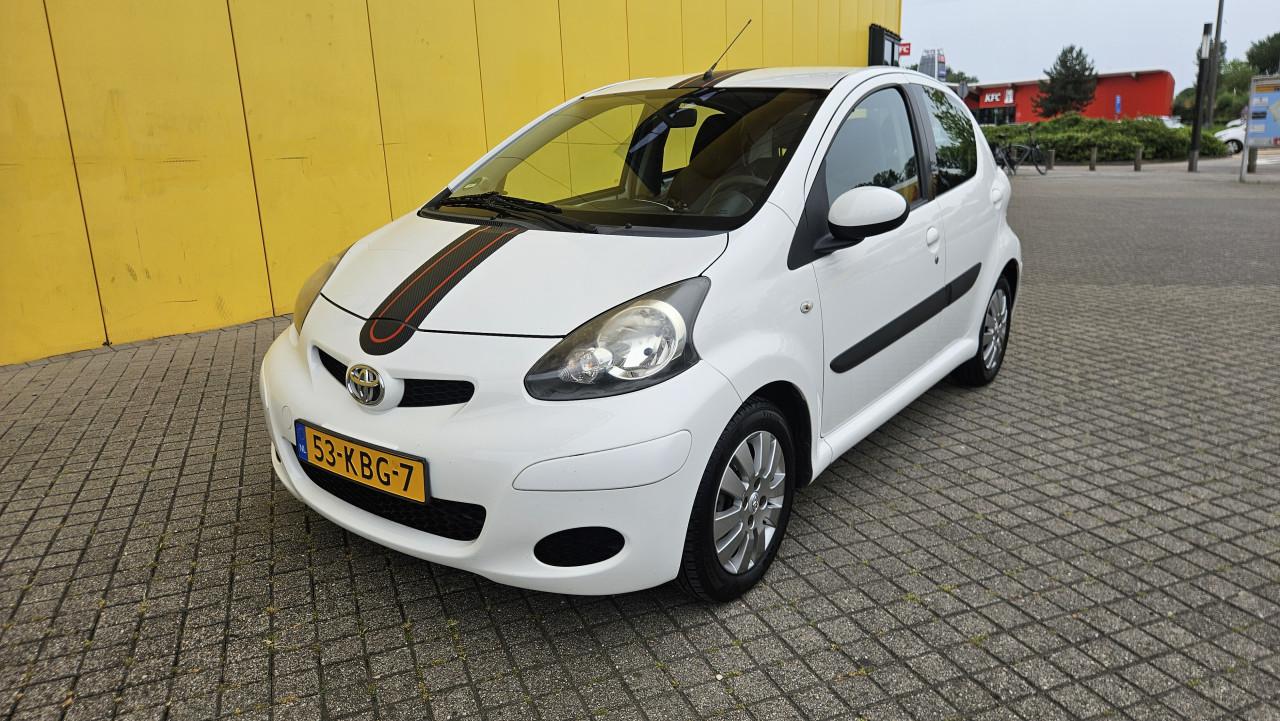 Zuinige TOYOTA AYGO 1.0 vvti Luxe X-cite White / 97.936 km !