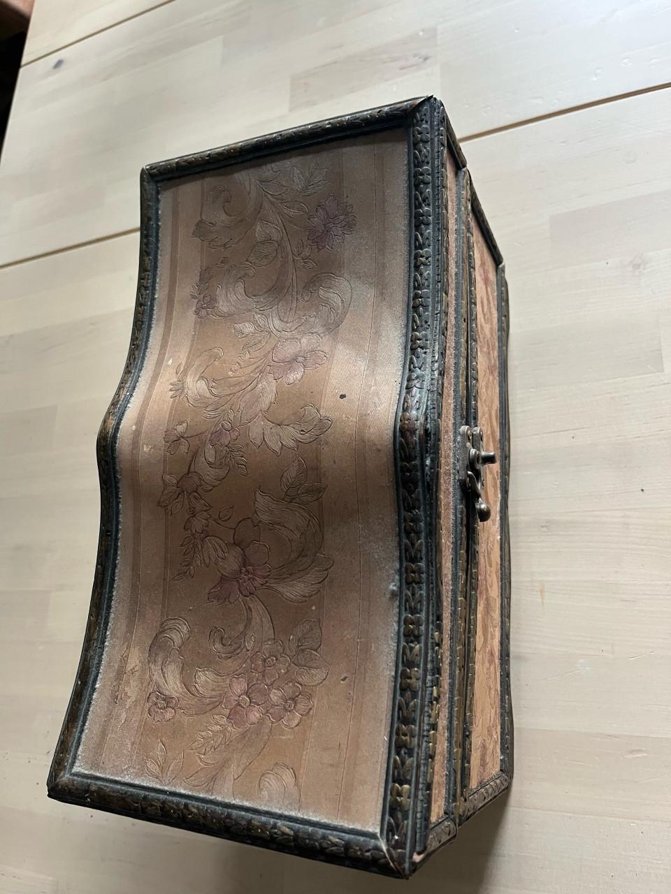 Zeer oud sieraden kistje