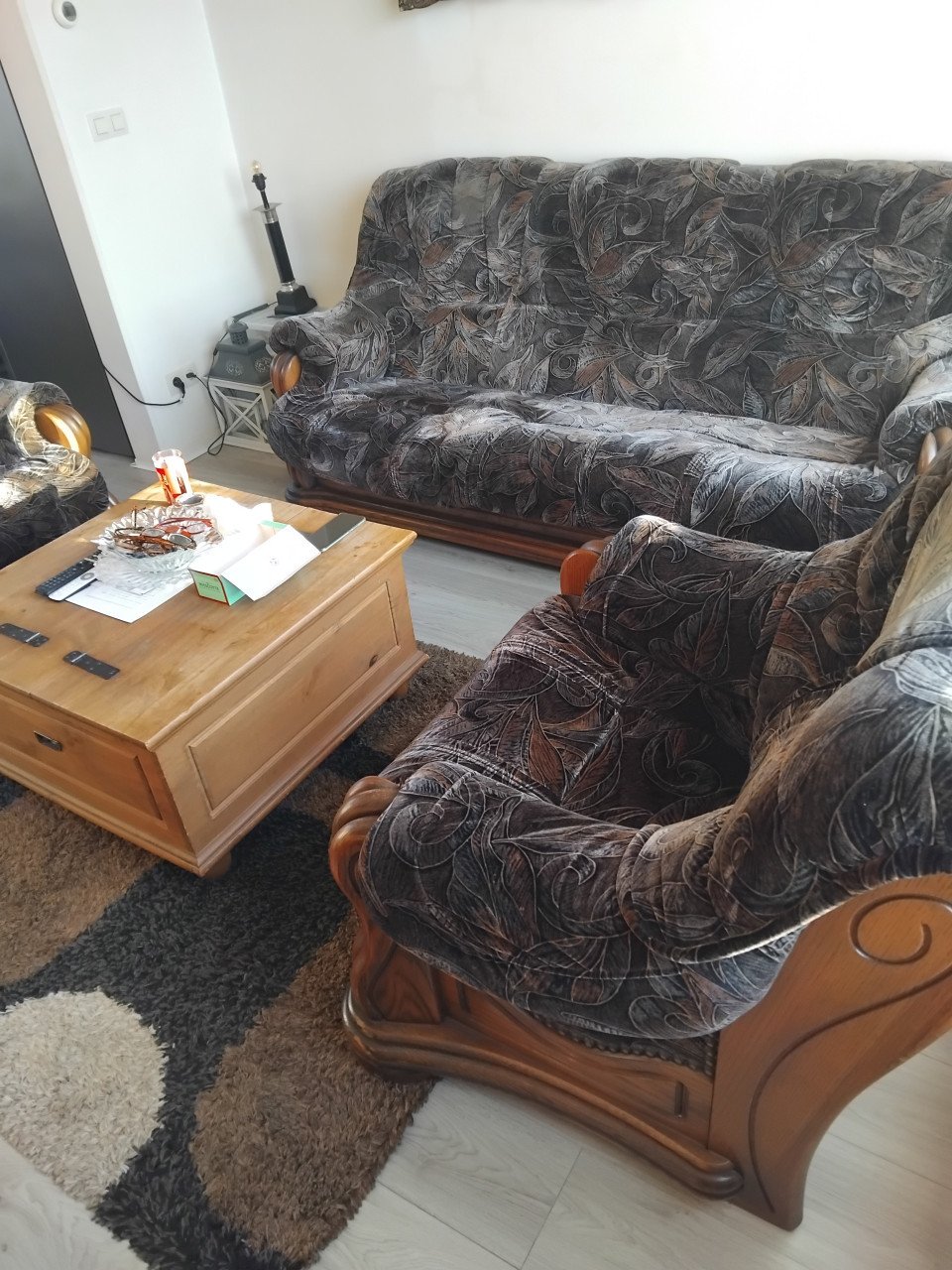 3 delig mooi Bankstel   plus platte TV {medion}en TV kast plus salon kastje