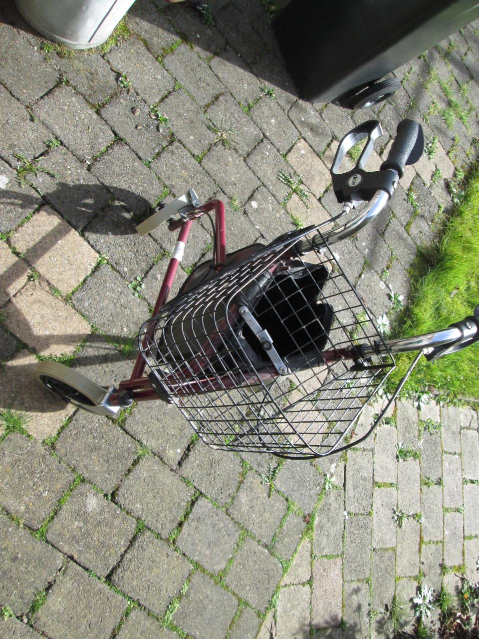 Compacte  rollator met 3 wielen