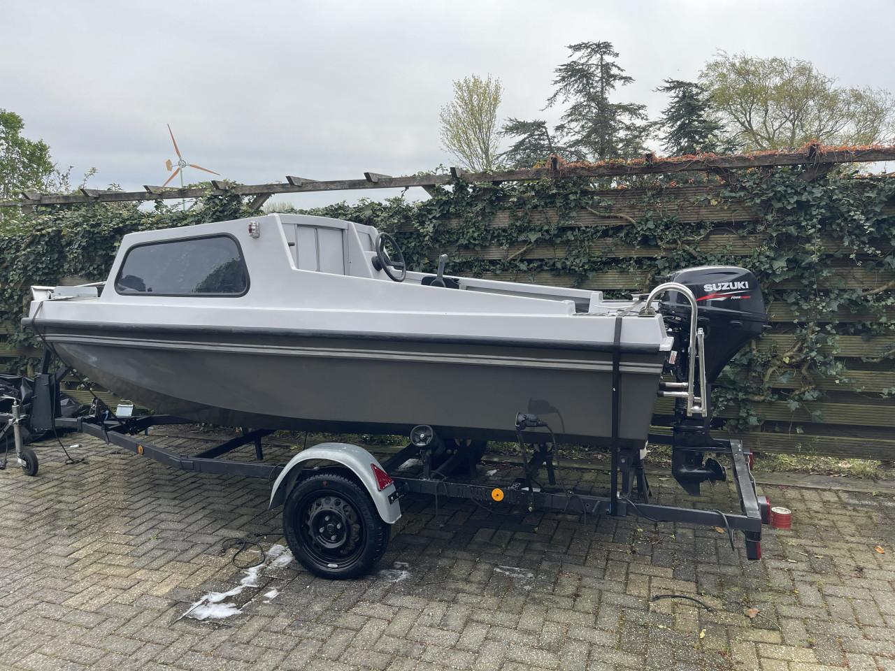 Pilot 420 kajuit boot of visboot met Suzuki 15 pk 4-takt en trailer