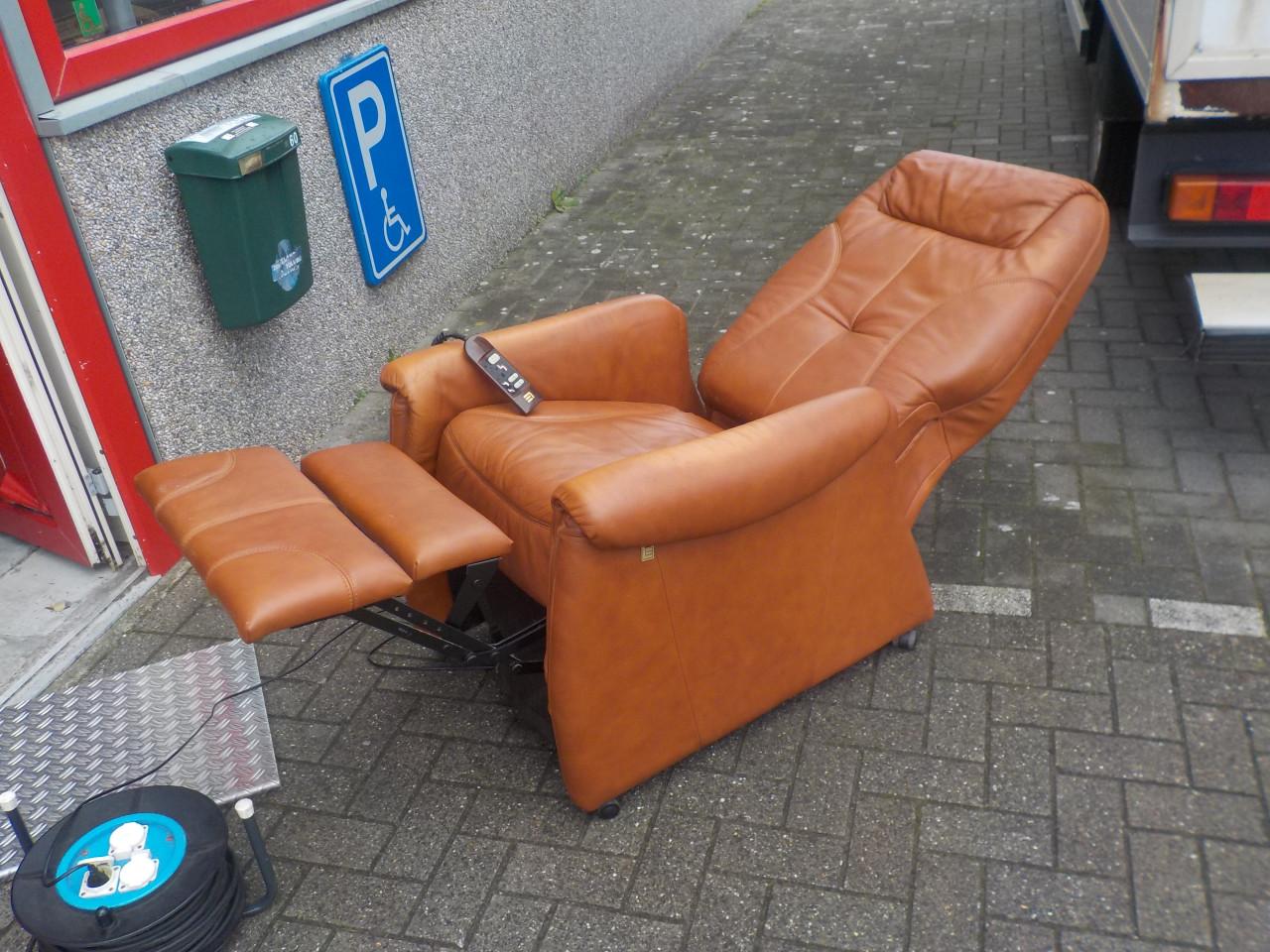 Elektrische leren sta-op relax fateuil met 2 motoren in zeer goede staat