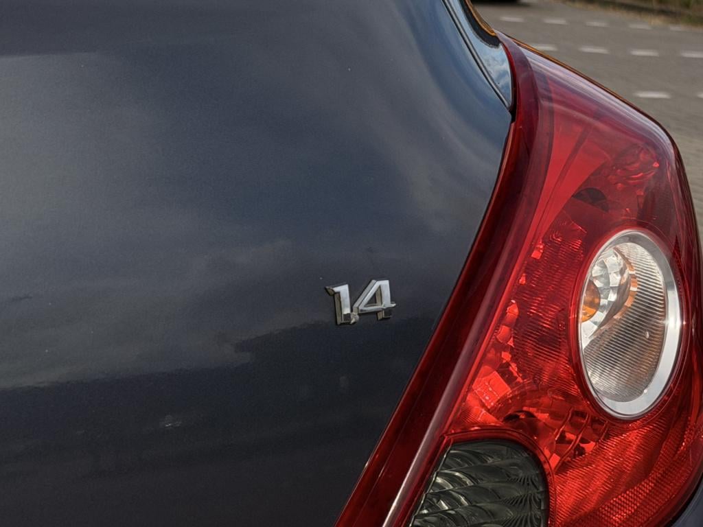 Opel Corsa 1.4-16v cosmo | radio | climate control | half leder |