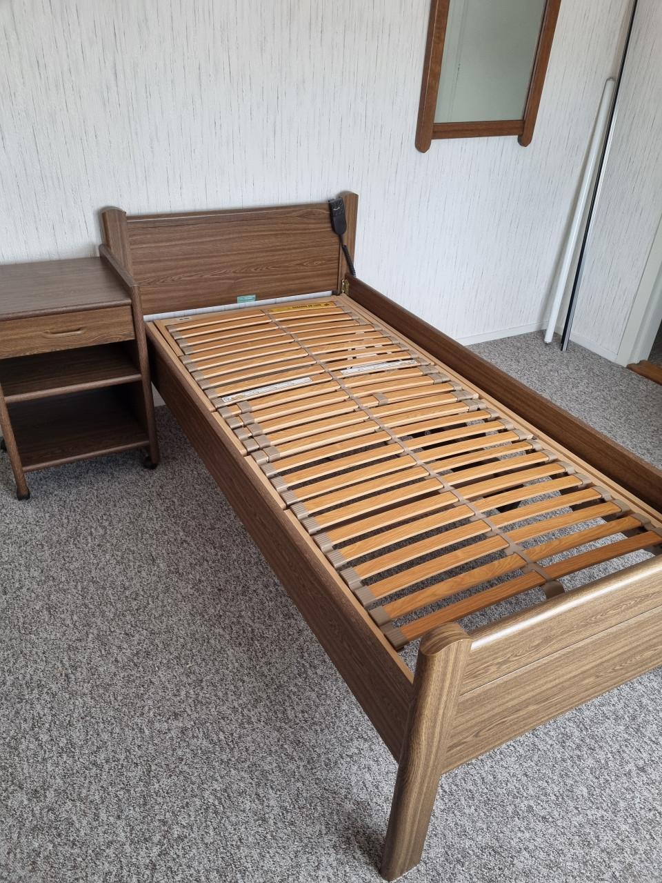 Elektrisch seniorenbed met nachtkastje 90x200