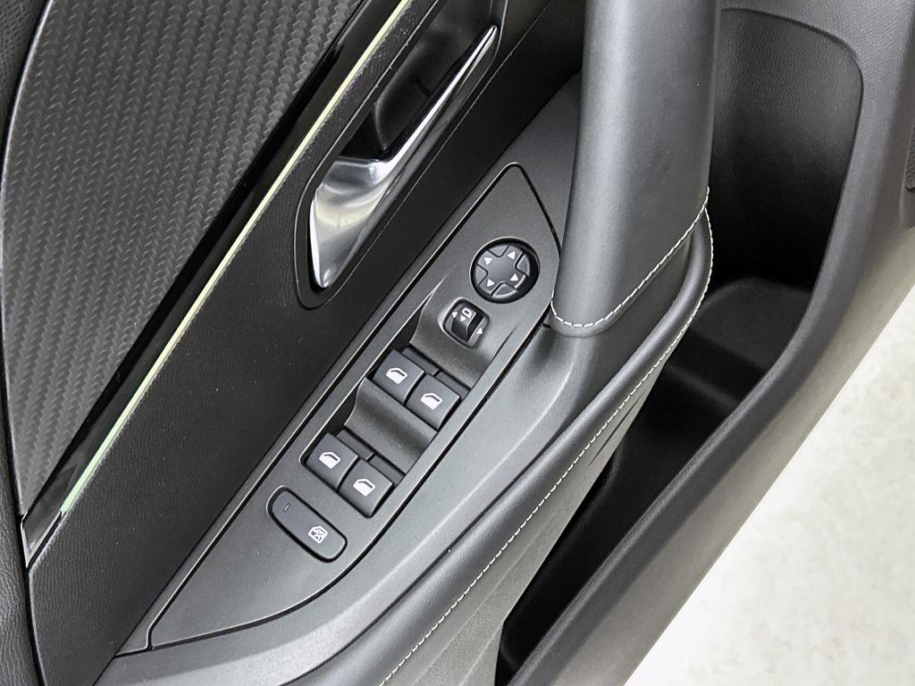 Peugeot 2008 130 pk gt-line | rijklaar | adaptive cc | navigatie | 3d cockp