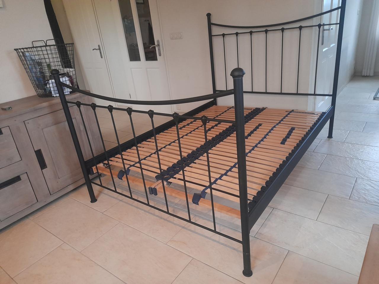 Zwart metalen bed 140 x 200 (in goede staat )