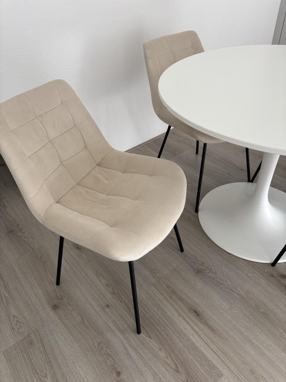 Eettafel en stoelen