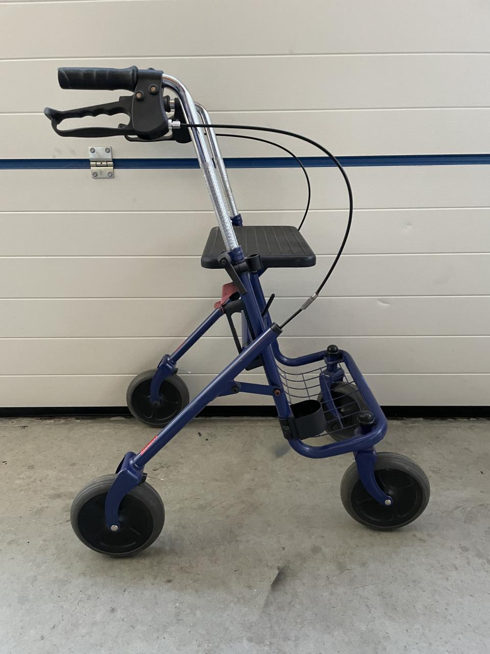 Te koop opvouwbare rollator met dienblad en mandje.