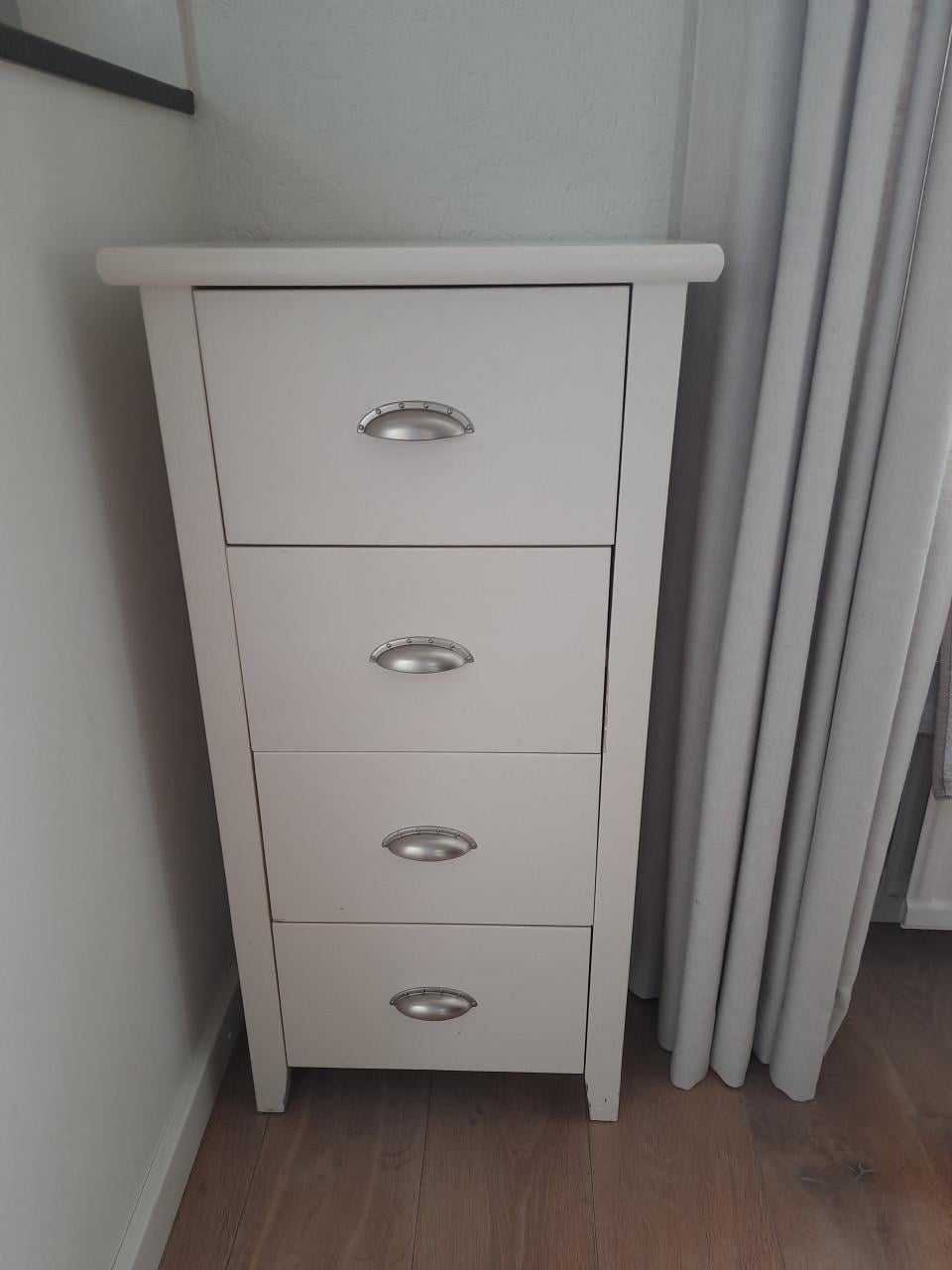 Kastje met 4 lades