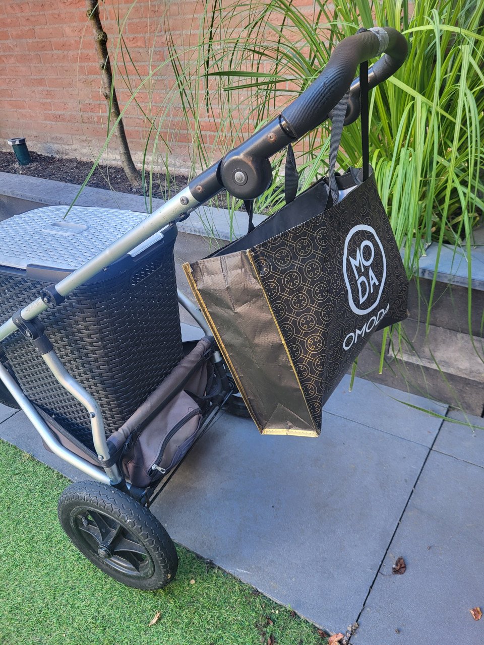 Kinderwagen met wasmand voor bezorgen kranten/folders te koop