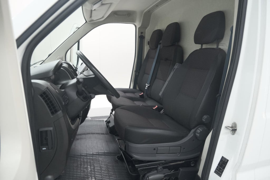 Peugeot Boxer 330 2.2 bluehdi 140 l2h2 premium | navigatie | houtenvloer in